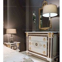 Lit King Size Baroque Français en Bois Massif Blanc et Doré Sculpté à la Main avec Accents Dorés Complexes – Ensemble de Chambre à Coucher