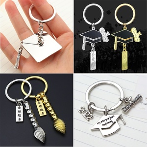 Portachiavi Creativo Commemorativo per Laurea con Parole Ispirazionali, Piccolo Regalo, Design Cappello e Pennello da Laureato, Ciondolo per Zaino - Product Image 2