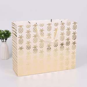 ถุงกระดาษช้อปปิ้งสีน้ำตาลพิมพ์โลโก้สั่งทำพิเศษจาก KM China Wholesale พร้อมหูหิ้วริบบิ้นสำหรับงานโปรโมชั่น - Product Image 2