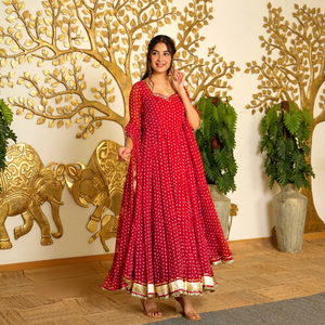 Ensemble indien pakistanais en georgette rouge avec imprimé Butti doré et bordure en dentelle, robe et chemisier pour fêtes et mariages - Product Image 1