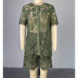 جودة عالية الصيف المرأة جوفاء بلون واحد قميص الدانتيل والسراويل القصيرة طقم من قطعتين - Product Image 1