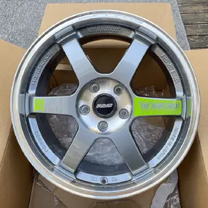 การไหลของ18X8ที่17X7.5้ำหนักเบา TE37เหมาะสำหรับรถรุ่นต่างๆในการดัดแปลงและอัพเกรดล้อ