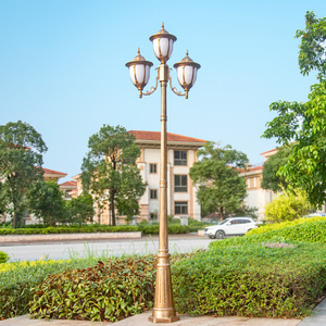 Lampadaire de jardin extérieur en laiton avec abat-jour en verre, lumière blanc chaud, ampoules A19, fixation non amovible, IP66, capteur de mouvement, alimenté par énergie solaire - Product Image 6