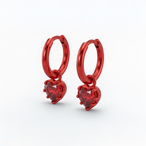 Boucles d'oreilles pendantes en argent sterling 925 avec finition rouge métallique et zircon cubique rouge taille cœur - Product Image 2