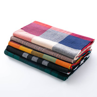Sciarpe e Scialli Etnici Invernali Unisex a Quadri Verde e Rosso in Finta Pelliccia e Lana con Nappe Natalizie per Donne Eleganti