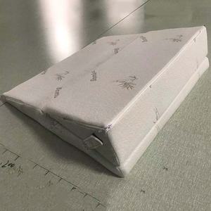 Coussin d'<span class=keywords><strong>oreiller</strong></span> triangulaire en mousse à mémoire de forme haute densité sac de combinaison de coupe d'éponge de lit à angle moderne emballé pour l'exportation <span class=keywords><strong>Amazon</strong></span> - Product Image 6