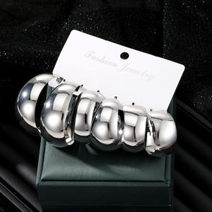 여성의 트렌디 한 골드 도금 펑크 합금 청키 큰 원형 귀걸이 세트 새로운 인기있는 중공 문 후프 귀걸이 - Product Image 3