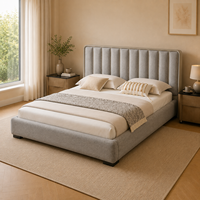 Lit moderne écologique rembourré en tissu gris avec cadre en bois et tête de lit à cannelures verticales