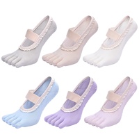 Chaussettes de yoga pour femmes en gros, à 5 orteils, couleur unie, antidérapantes, avec bordure en dentelle, dos ouvert, en coton tricoté, avec logo sur le dessous, collection printemps