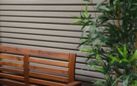Clôture en composite plastique WPC bon marché avec poteaux en aluminium et treillis mural à lattes imperméable pour jardin