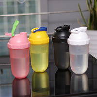 Logo personnalisé sans BPA capsule forme transparente banane secouer bouteille d'eau avec boule de mélange pour Fitness Gym extérieur