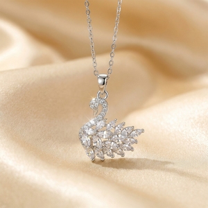 Collana da Donna Trendy di Lusso Placcata in Rame con Zirconia e Diamanti, Girocollo in Acciaio al Titanio Elegante e Versatile - Product Image 5