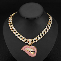 Collier pour Homme en Alliage avec Pendentif Lèvres Rouges et Chaîne Maille Cubaine, Strass Pavé, Style Hip Hop, Bijou Tendance et Audacieux, Vente en Gros