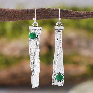 Orecchini pendenti vintage curvi e dentellati con pietra verde, stile gotico, da donna - Product Image 3