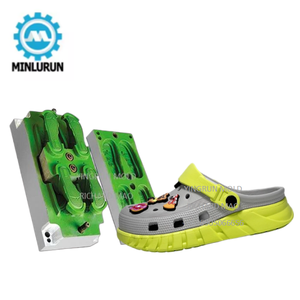 Moule pour claquettes et pantoufles personnalisées Yezzy, motif vague, en EVA, pour usage intérieur, pour hommes, femmes et famille - Product Image 1