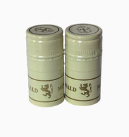 Capsules en aluminium et en métal personnalisables avec logo, matériaux, couleurs et styles variés au choix, adaptées aux bouteilles de vin