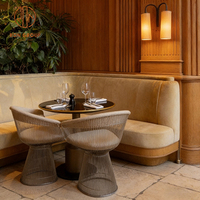Ensemble de meubles de restaurant moderne et personnalisé avec table demi-cercle en rotin et plateau en pierre, canapé en velours et chaises pour café