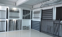 Clôture extérieure moderne en alliage d'aluminium avec panneaux semi-occultants imperméables et durables, faciles à assembler, pour la sécurité domestique