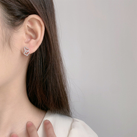 Vente en gros de boucles d'oreilles pour femmes en argent sterling 925 plaqué rhodium avec zircone cubique en forme de cœur, bijoux cadeaux