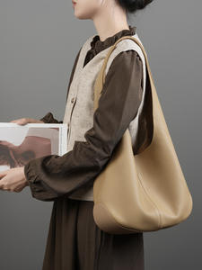 กระเป๋าโท้ทผู้หญิงสุดหรู สีพื้น ขนาดใหญ่ วัสดุ PU แบบเปิดปิด ดีไซน์ทรงถัง สะพายไหล่หรือถือได้ เหมาะสำหรับฤดูใบไม้ผลิและฤดูร้อน - Product Image 2