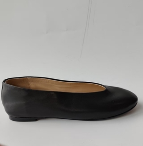 Ballerines plates classiques noires en cuir pleine fleur lisse, légèrement arrondies, à bout carré, fabriquées sur mesure par le fabricant - Product Image 2