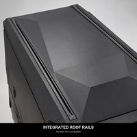 Capot de camionnette noir mat entièrement métallique avec porte latérale vitrée à aile de mouette, loquet rotatif et rail de toit compatible avec les coques de camping-car pour pick-up