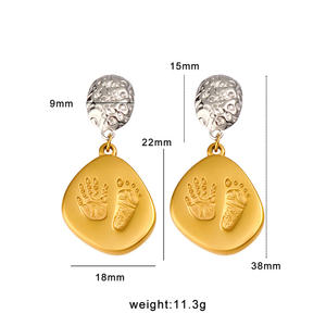 Pendientes clásicos de acero inoxidable chapados en oro de 18 quilates de alta calidad, colgante conmemorativo con estampado de Palma de bebé recién <span class=keywords><strong>nacido</strong></span> a la moda - Product Image 2