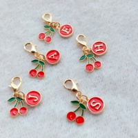 Porte-clés personnalisé avec initiale, breloque cerise rouge, fermoir mousqueton, pendentif pour sac, bijoux nominatifs, cadeau en gros