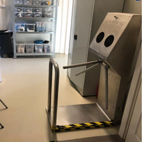 Portique de contrôle d'accès à carte magnétique avec tourniquet et barrière trépied