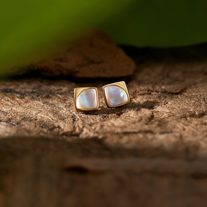 Boucles d'oreilles fines en acier inoxydable 316L plaqué or PVD, durables et résistantes, forme carrée avec incrustation de nacre - Product Image 3