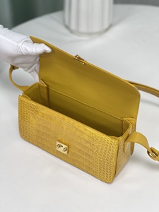 Sac bandoulière jaune en cuir de crocodile 100% avec fermeture à cadenas, bandoulière simple, sac à main pour femme pour un usage quotidien - Product Image 2