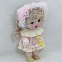 Poupée en peluche personnalisée pour fille, jouet à habiller aux cheveux longs avec tenue et béret, fabricant OEM ODM en gros