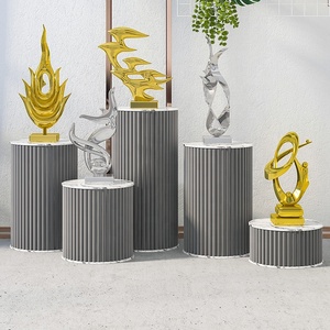 แท่นโชว์ทรงกระบอกสีขาวสำหรับตกแต่งร้านบูติก วางรองเท้า กระเป๋า และดอกไม้ เหมาะสำหรับงานแต่งงาน - Product Image 3