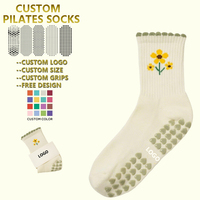 Nouveau logo brodé personnalisé du fabricant Bouche à bulles Bord plissé Plancher coulissant Crew Cotton Grip Chaussettes de yoga Pilates pour femmes