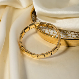 กำไลชุบทอง18K สไตล์เรียบง่ายสตรีทแวร์สแตนเลสสีทึบสไตล์แฟชั่น - Product Image 1