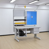 Table ESD industrielle DETALL conçue pour la fabrication électronique avec rail d'alimentation LED et rangement pour outils