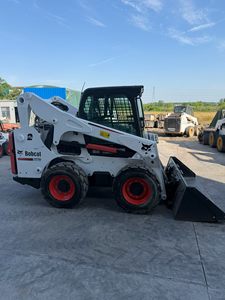 Chargeuse compacte Bobcat S770 d'occasion en bon état, système hydraulique stable, machine de terrassement multifonctionnelle - Product Image 1