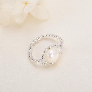 Bague d'index élégante en perles blanches incrustées, design de niche, tissée, pour femme, vente en gros de Zhuji - Product Image 3