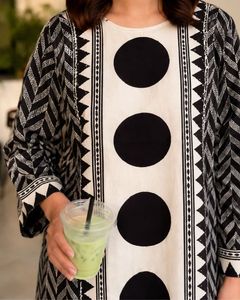 Kurta longue en rayonne à imprimé géométrique monochrome, légère et respirante, tenue ethnique élégante et adaptée - Product Image 3