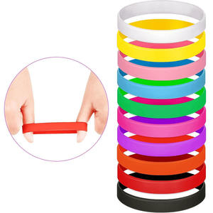 Bracelets en caoutchouc de couleur unie personnalisables en gros pour cadeaux promotionnels de fête - Product Image 5