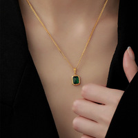 Délicat coquille blanche pierre précieuse Amazonite pendentif en acier inoxydable non ternir plaqué or collier pour les femmes