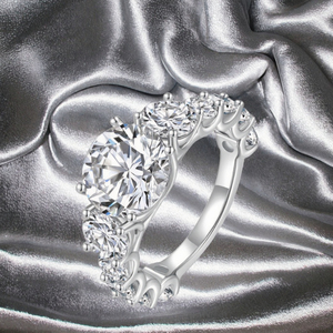 Anillo de Compromiso Grace con Moissanita de 4 Quilates, Plata 925 con Baño de Rodio, Engaste de Garras, Certificado GRA, Halo Clásico Redondo - Product Image 3