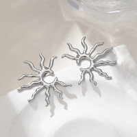 Boucles d'oreilles tendance pour influenceuses : parfaites pour les séances photo en voyage, les soirées, les sorties entre amies et le shopping