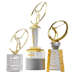 Bán buôn tùy chỉnh thể thao pha lê thủy tinh trophy cá nhân tên khắc huy chương giải thưởng lưu niệm với kim loại cơ sở cup mảng bám thiết kế