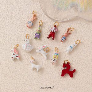Mini Galería de Cuentos |   Colgante de Acero Inoxidable con Baño de Oro PVD de 18K y Esmalte Pintado a Mano con Diseño de Animal |   Resistente al agua y sin deslustre - Product Image 3