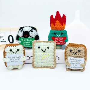 Peluche Mxl en forme de pain grillé, faite main au crochet, avec flamme amusante et carte de message, pour décoration de bureau - Product Image 1