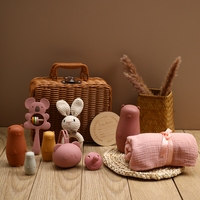 Vente en gros personnalisée : Boîte vintage pour naissance de bébé, hochet en silicone, anneau de dentition en bois d'épinette en forme d'éléphant, poupée gigogne en silicone