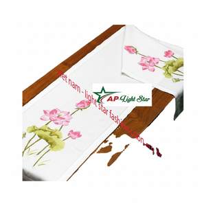 Mantel bordado floral para fiestas Patrón atractivo para decoración festiva - Product Image 1