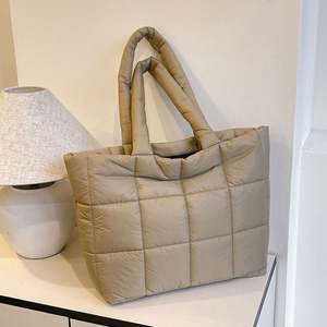 Sac fourre-tout en jute pour femme, grande capacité, version coréenne, doublure rembourrée, sac à main d'hiver avec fonction de shopping haut de gamme, 2025 - Product Image 1