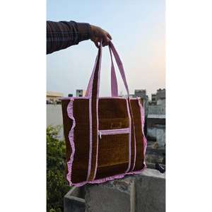 Bolsa de lona acolchada de algodón hecha a mano con estampado tradicional en bloques, elegante, duradera, ligera y espaciosa para viajes. - Product Image 4